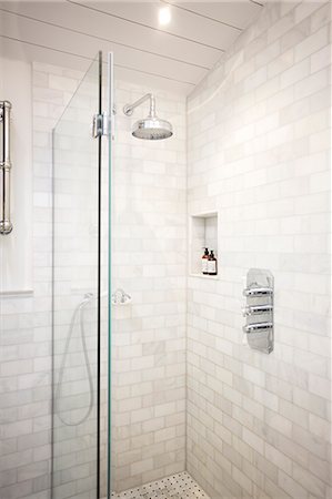 simsearch:6113-07565667,k - Luxury home showcase bathroom shower Foto de stock - Sin royalties Premium, Código: 6113-09111973