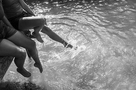 simsearch:614-07194719,k - Mother and daughter splashing feet in sunny river Foto de stock - Sin royalties Premium, Código: 6113-09240072