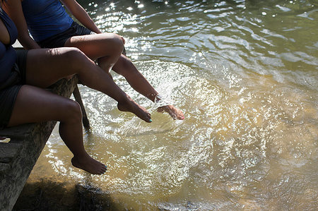 simsearch:614-07194719,k - Family splashing legs in sunny river Foto de stock - Sin royalties Premium, Código: 6113-09240079