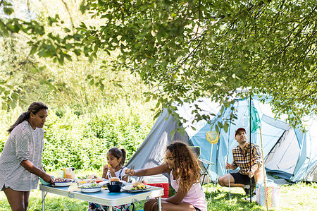 Family preparing lunch at campsite Photographie de stock - Premium Libres de Droits, Code: 6113-09240036