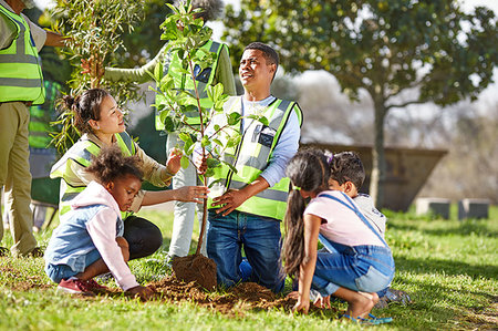 Volunteers planting tree in park Photographie de stock - Premium Libres de Droits, Code: 6113-09240228