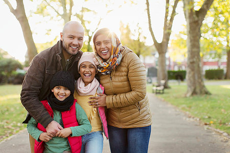 east indian mother and children - Portrait happy Muslim family in autumn park Photographie de stock - Premium Libres de Droits, Code: 6113-09240974