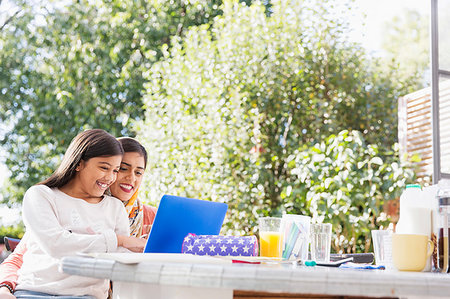 simsearch:649-06304951,k - Smiling mother and daughter using laptop at table Stock Photo - Premium Royalty-Free, Code: 6113-09241091