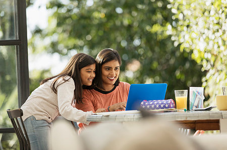 simsearch:649-06304951,k - Mother and daughter using laptop Stock Photo - Premium Royalty-Free, Code: 6113-09241013