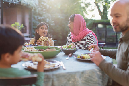 simsearch:614-06623604,k - Family eating dinner at patio table Stock Photo - Premium Royalty-Free, Code: 6113-09241128