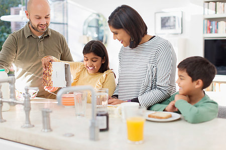 simsearch:6113-07242497,k - Family enjoying breakfast in kitchen Foto de stock - Sin royalties Premium, Código: 6113-09241129