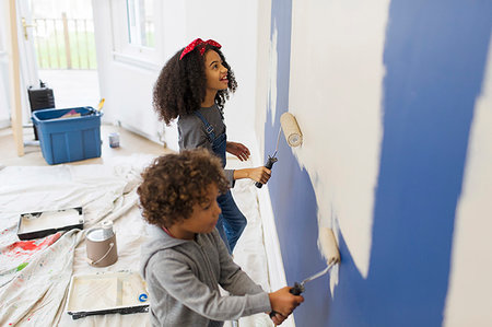 simsearch:6113-07147136,k - Brother and sister painting wall Stock Photo - Premium Royalty-Free, Code: 6113-09241277