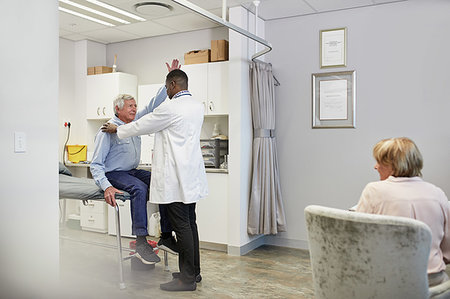 simsearch:846-05647696,k - Doctor examining senior male patient in examination room Stock Photo - Premium Royalty-Free, Code: 6113-09241509