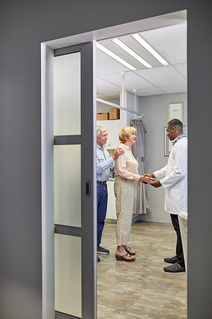 simsearch:6113-06720636,k - Doctor shaking hands with senior couple in clinic examination room Stock Photo - Premium Royalty-Free, Code: 6113-09241520