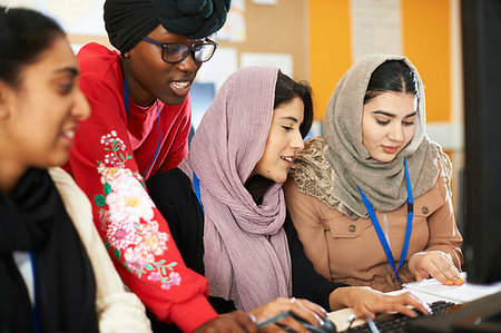 simsearch:649-07118442,k - Female college students in hijab and dhuku using computer in computer lab Stock Photo - Premium Royalty-Free, Code: 6113-09272630