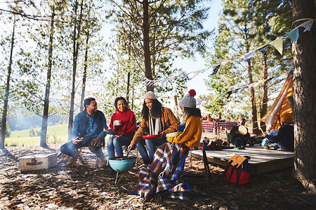simsearch:6113-06720251,k - Family cooking at campsite grill in sunny woods Foto de stock - Sin royalties Premium, Código: 6113-09272877