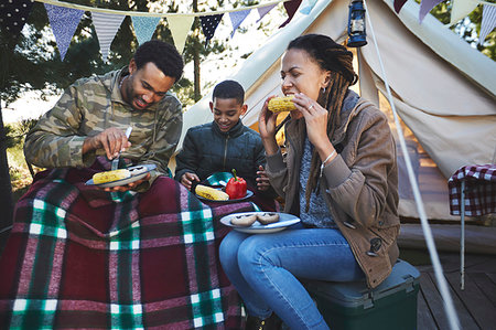 simsearch:6113-06720252,k - Family eating corn on the cob at campsite Stock Photo - Premium Royalty-Free, Code: 6113-09272839