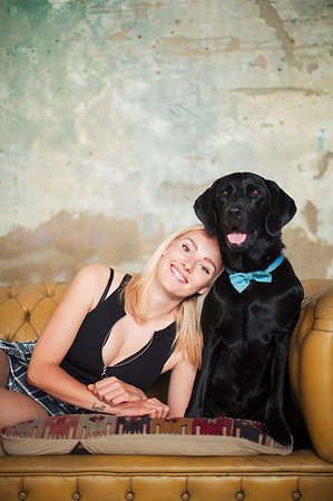 simsearch:6113-06720984,k - Portrait smiling, carefree young woman with black dog wearing bow tie on sofa Foto de stock - Sin royalties Premium, Código: 6113-09220487