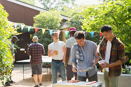 simsearch:649-08381087,k - Male friends enjoying barbecue in sunny backyard Foto de stock - Sin royalties Premium, Código: 6113-09239760