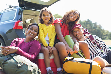 Portrait happy family camping, unloading car Photographie de stock - Premium Libres de Droits, Code: 6113-09239877