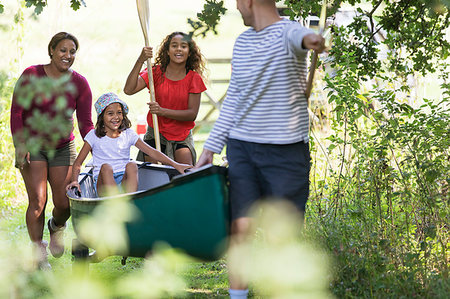 simsearch:695-05774517,k - Family pulling canoe in woods Foto de stock - Sin royalties Premium, Código: 6113-09239898