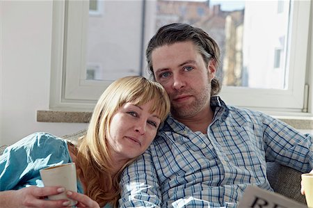 sequence day - Couple Relaxing On Sofa Foto de stock - Sin royalties Premium, Código: 6115-06778509