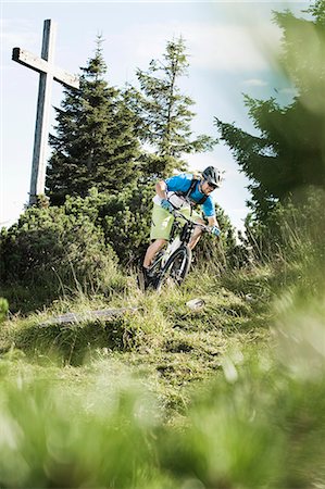 people mountain biking - Mountain biker riding downhill, Samerberg, Germany Foto de stock - Sin royalties Premium, Código: 6115-06778763