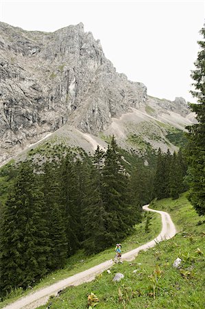 simsearch:6115-06778762,k - Mountain Biker On The Move, Schattwald, Bavaria, Germany Photographie de stock - Premium Libres de Droits, Code: 6115-06778873