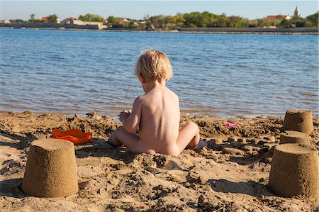 sand sea kids - Croatia, Dalmatia, Baby Boy Playing on Beach Foto de stock - Sin royalties Premium, Código: 6115-06732911
