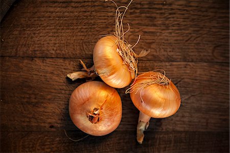 farm vegetables - Three Onions On Wooden Table, Croatia, Slavonia, Europe Stock Photo - Premium Royalty-Free, Code: 6115-06732937