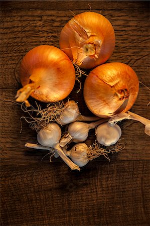 simsearch:6115-06732928,k - Fresh Garlic And Onions On Wooden Table, Croatia, Slavonia, Europe Stock Photo - Premium Royalty-Free, Code: 6115-06732935