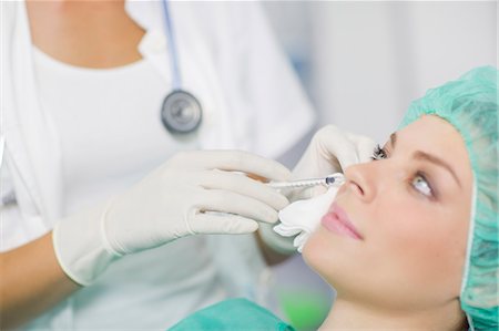 Woman Getting A Botox Injection On Her Face Foto de stock - Sin royalties Premium, Código: 6115-06733254