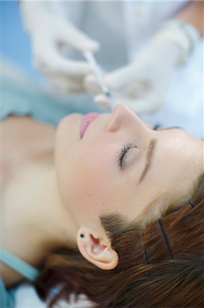Woman Getting A Botox Injection On Her Face Foto de stock - Sin royalties Premium, Código: 6115-06733237