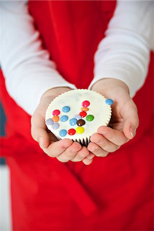 simsearch:6115-06778553,k - Little girl holding colorful muffin, Munich, Bavaria, Germany Stock Photo - Premium Royalty-Free, Code: 6115-06966936