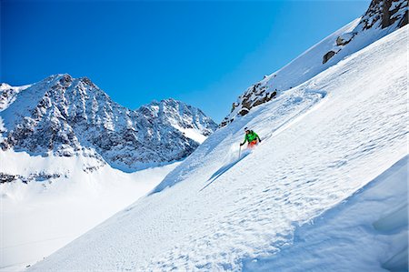 simsearch:6115-06778762,k - Female skier skiing downhill, Stubai, Tyrol, Austria Photographie de stock - Premium Libres de Droits, Code: 6115-06967170