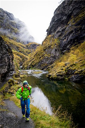 Man speed hiking along mountain trail, Norway, Europe Foto de stock - Sin royalties Premium, Código: 6115-07109776