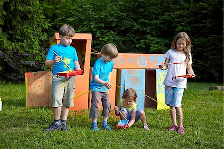 playhouse (children's toy) - Children with painting utensils, Munich, Bavaria, Germany Stock Photo - Premium Royalty-Free, Code: 6115-07109704