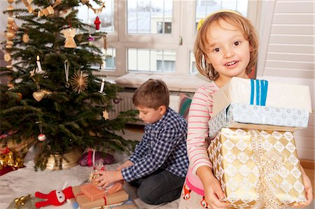 simsearch:6115-06778498,k - Small girl holding gift boxes, Munich, Bavaria, Germany Stock Photo - Premium Royalty-Free, Code: 6115-07109705