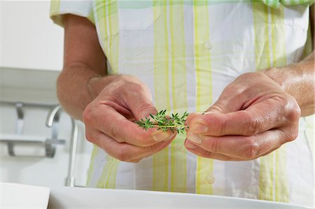 simsearch:6115-07282765,k - Person Holding Herbs In Hands Stock Photo - Premium Royalty-Free, Code: 6115-07282678