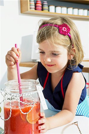 simsearch:6115-07282765,k - Little Girl In The Kitchen Stock Photo - Premium Royalty-Free, Code: 6115-07282685