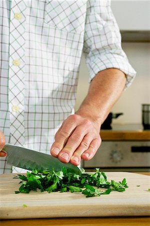 simsearch:6115-07282765,k - Person Cutting Parsley Stock Photo - Premium Royalty-Free, Code: 6115-07282690