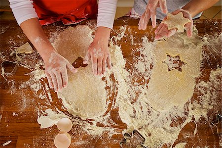 Children making Christmas cookies, Munich, Bavaria, Germany Stock Photo - Premium Royalty-Free, Code: 6115-07282712