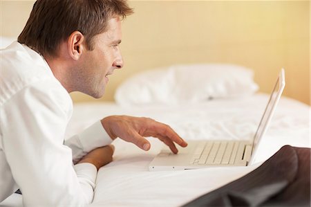 simsearch:6115-06733060,k - Young man using laptop in hotel room, Dubrovnik, Croatia Foto de stock - Sin royalties Premium, Código: 6115-07282868