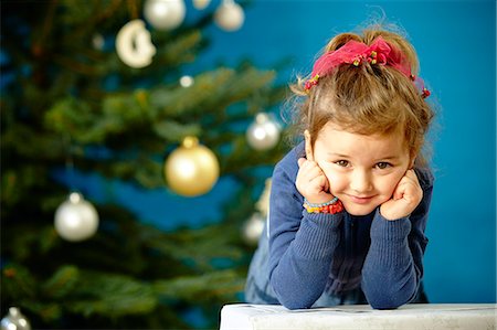 simsearch:6115-06778498,k - Little girl with Christmas present, head  in hands, Munich, Bavaria, Germany Stock Photo - Premium Royalty-Free, Code: 6115-07282829