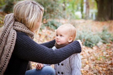 suéters - Mother with child in autumn, Osijek, Croatia Foto de stock - Sin royalties Premium, Código: 6115-07539759