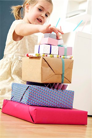 simsearch:6115-06778498,k - Girl on birthday looking at stack of presents, Munich, Bavaria, Germany Stock Photo - Premium Royalty-Free, Code: 6115-08066250