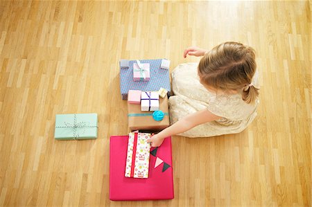 simsearch:6115-06778498,k - Girl on birthday party unwrapping gift boxes, Munich, Bavaria, Germany Stock Photo - Premium Royalty-Free, Code: 6115-08066251