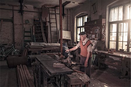 sequence day - Senior carpenter in his workshop, Karanac, Baranja, Croatia Foto de stock - Sin royalties Premium, Código: 6115-08066423