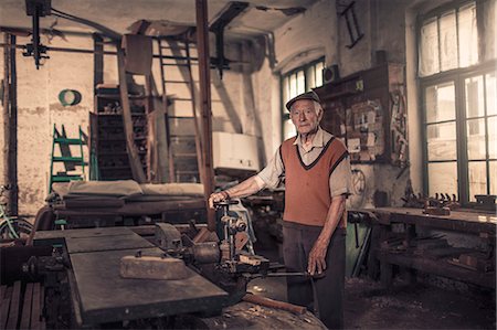 sequence day - Senior carpenter in his workshop, Karanac, Baranja, Croatia Foto de stock - Sin royalties Premium, Código: 6115-08066424