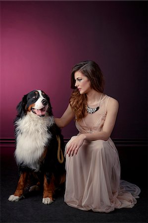 Young woman in evening gown with dog Foto de stock - Sin royalties Premium, Código: 6115-08066537