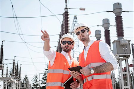 Engineers checking electricity substation Photographie de stock - Premium Libres de Droits, Code: 6115-08149383