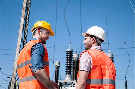Two engineers checking electricity substation Photographie de stock - Premium Libres de Droits, Code: 6115-08149417