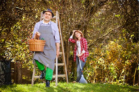 family apple orchard - Family picking apples, Munich, Bavaria, Germany Stock Photo - Premium Royalty-Free, Code: 6115-08100642