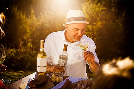 simsearch:6115-08101366,k - Family having a picnic in the garden, Munich, Bavaria, Germany Stock Photo - Premium Royalty-Free, Code: 6115-08100668