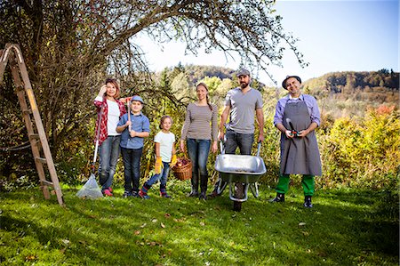 simsearch:6115-08101366,k - Multi-generation family gardening, Munich, Bavaria, Germany Stock Photo - Premium Royalty-Free, Code: 6115-08100638